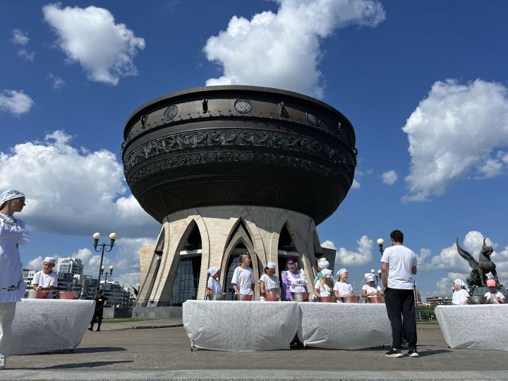 Чәкчәк манарасы «бөтен дөнья белән» ясалды