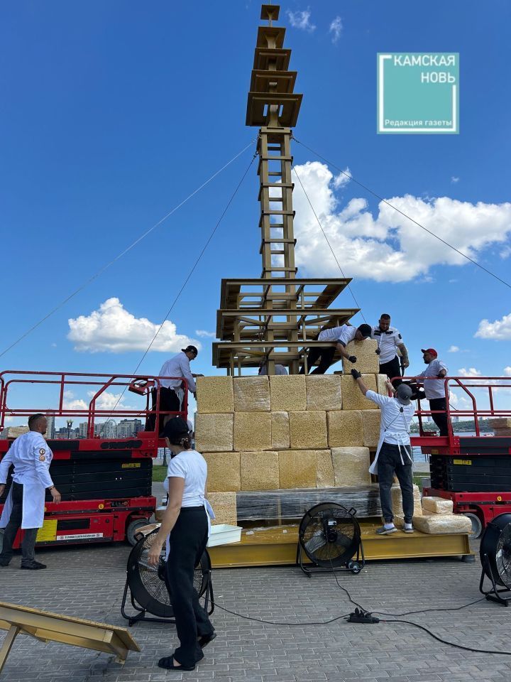 Чәкчәк манарасы «бөтен дөнья белән» ясалды
