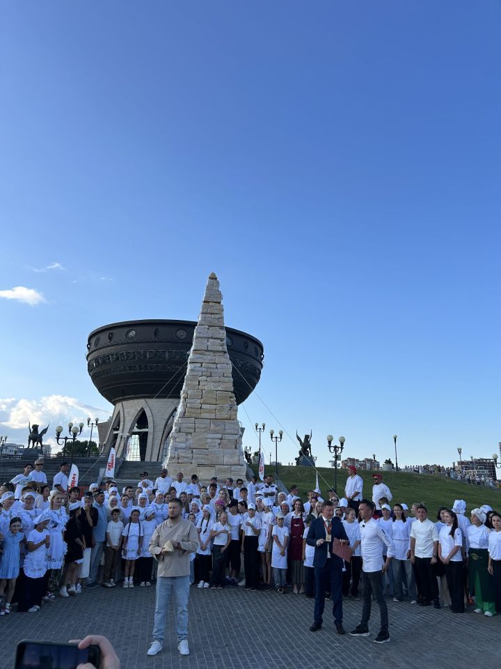 Чәкчәк манарасы «бөтен дөнья белән» ясалды