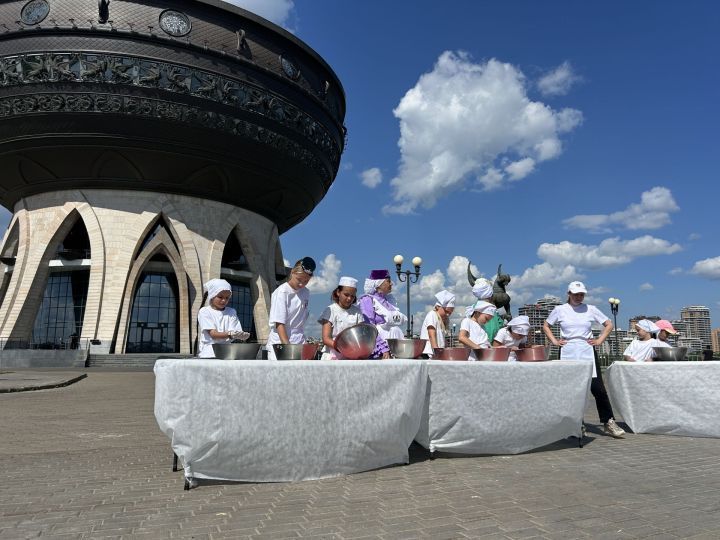 Чәкчәк манарасы «бөтен дөнья белән» ясалды