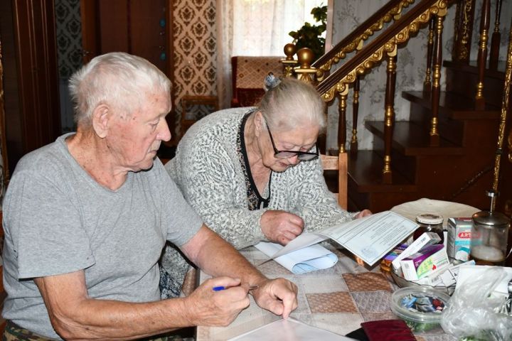 Супруги Куракины проголосовали на дому