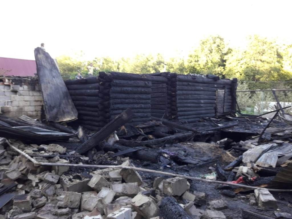 Семья ветеранов труда просит о помощи для восстановления сгоревшего дома