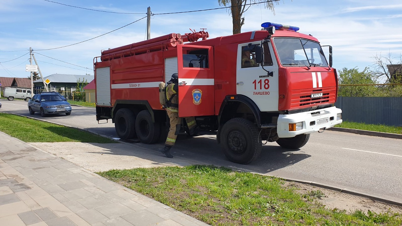 Из-за аварии на улице Ленина в Лаишеве упала опора освещения