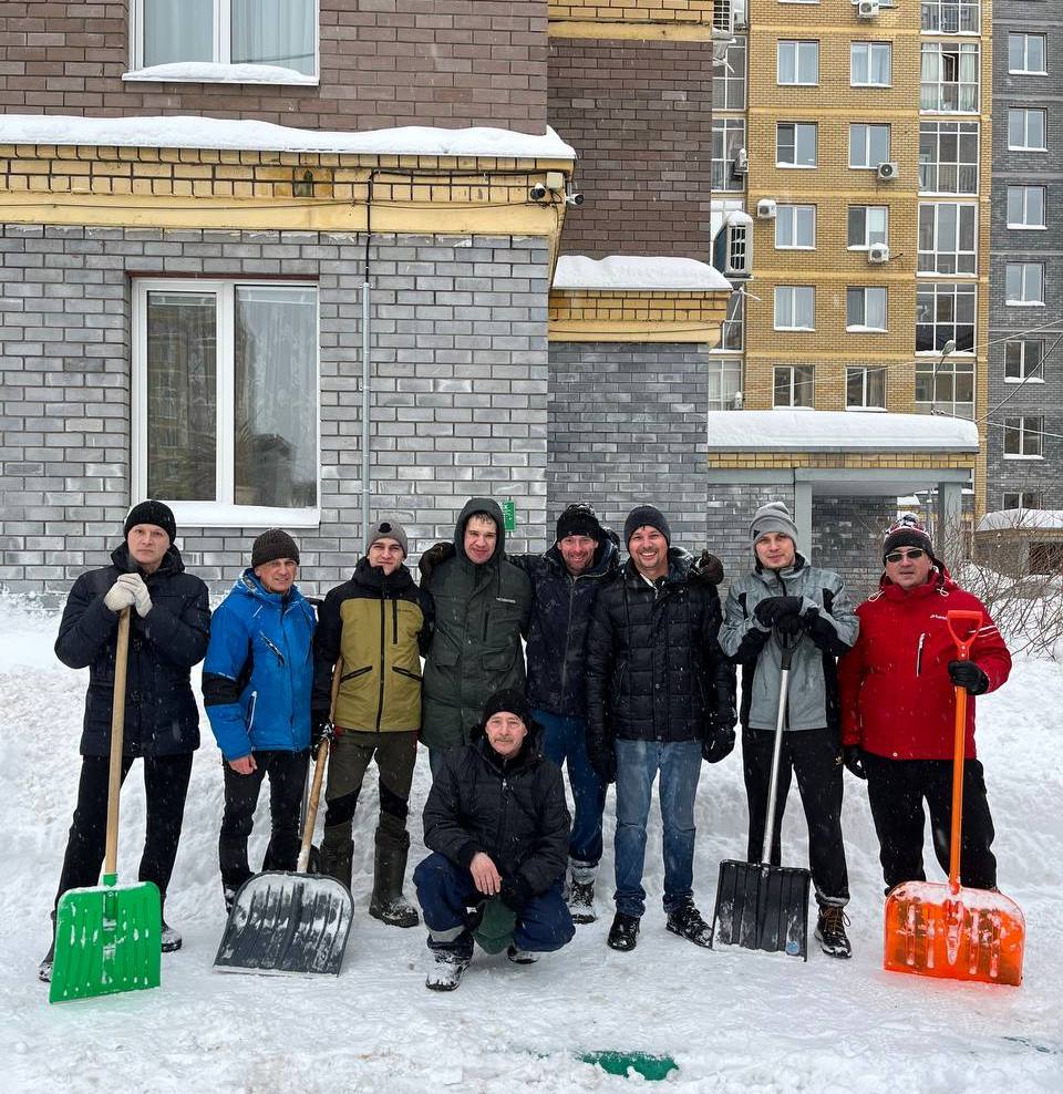 Жители многоэтажки вышли на борьбу со снежной стихией