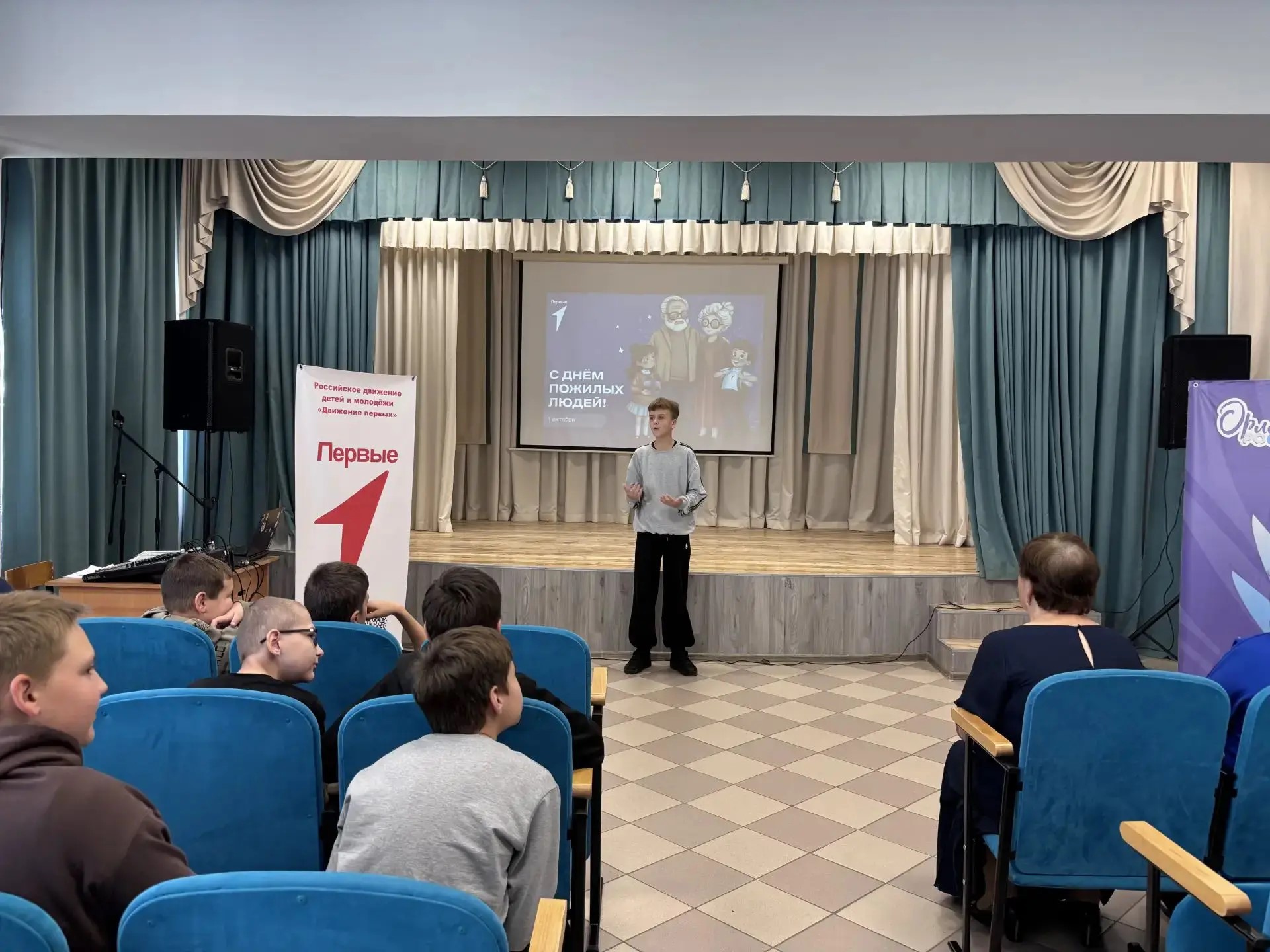 Один из учеников посвятил гостье стихотворение о войне