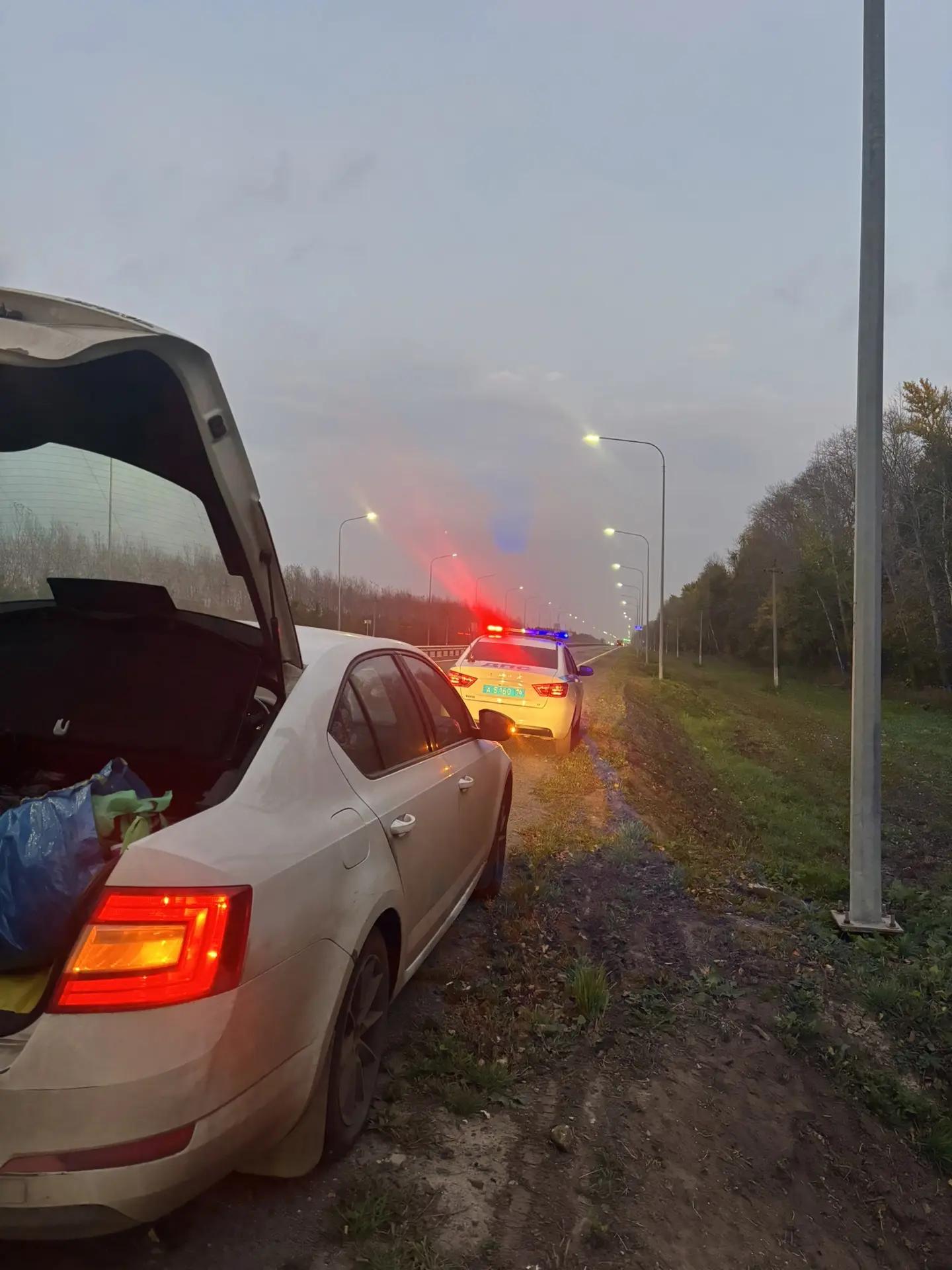Лаишевские автоинспекторы помогли автоледи устранить поломку на  вечерней дороге