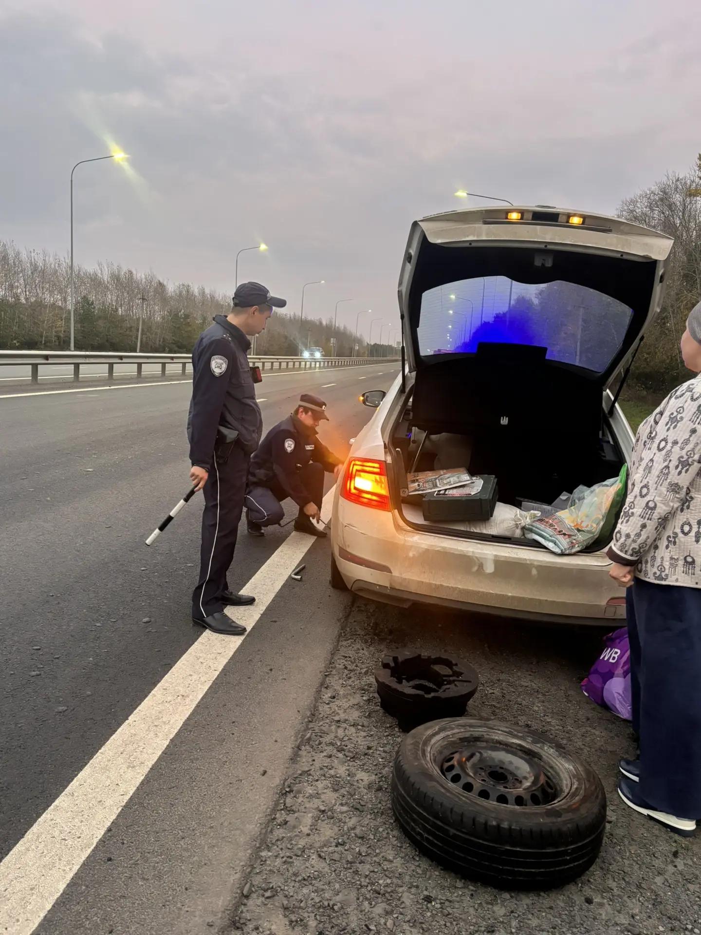Лаишевские автоинспекторы помогли автоледи устранить поломку на  вечерней дороге