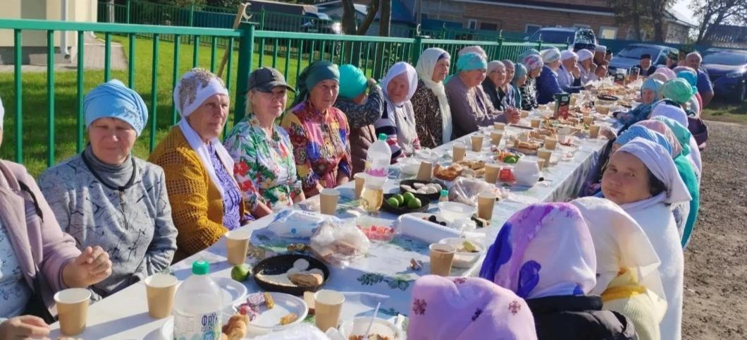 Плов и подарки: сельская молодежь устроила праздник для пожилых жителей Сингелей