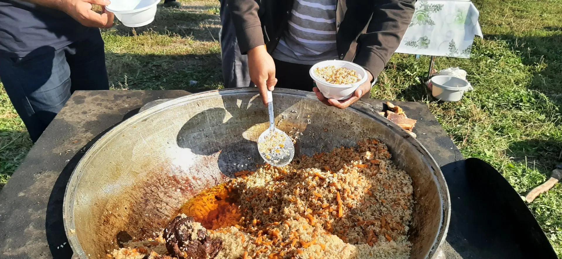 Плов и подарки: сельская молодежь устроила праздник для пожилых жителей Сингелей