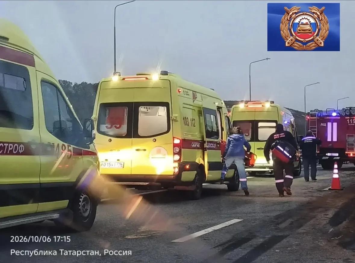 Шесть пассажиров автобуса и водитель большегруза получили травмы в результате цепной аварии на федеральной трассе М-12 «Восток» в Лаишевском районе.