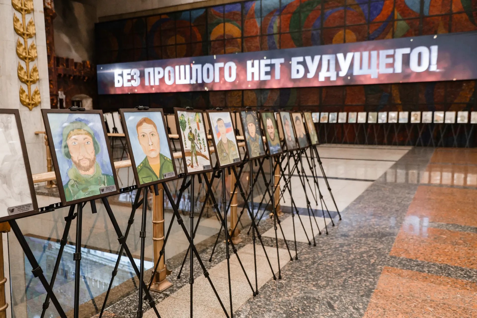 Выставка «Мой папа — Герой» объединила 200 рисунков детей из Татарстана и Московской области.