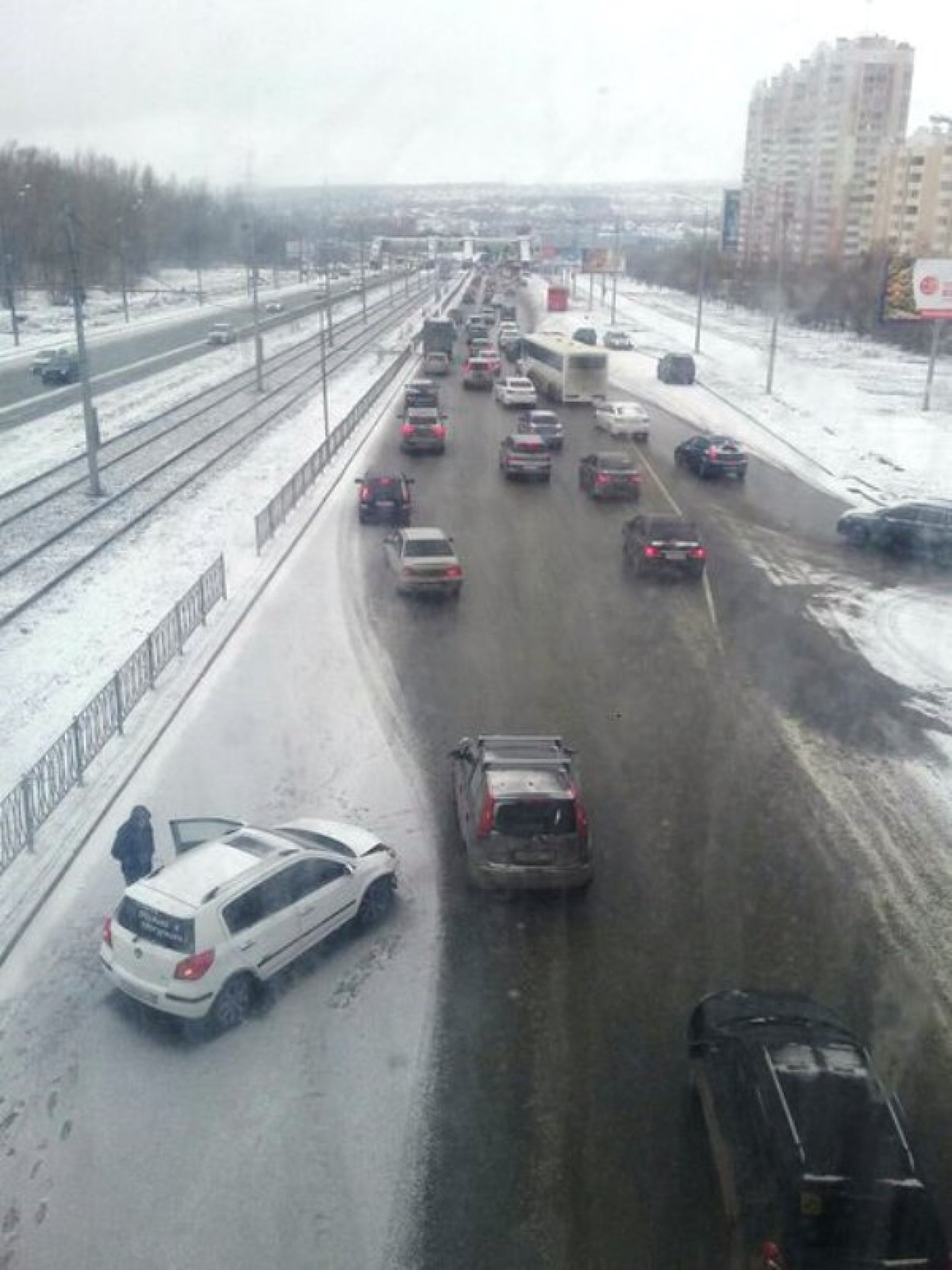 Дорожная ситуация в казани сейчас. Снегопад в Казани. Трасса Казань снег. Казань снегопад аварии.