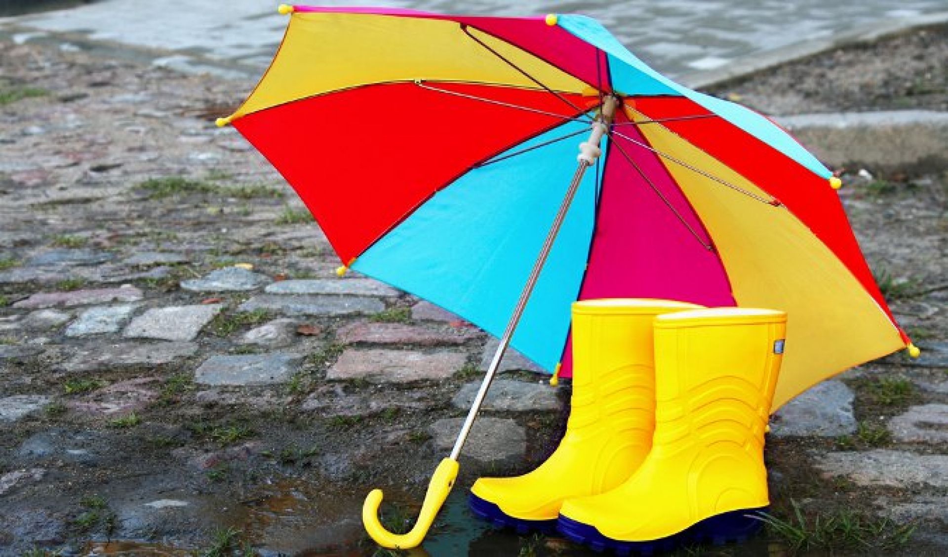 Зачем зонтики. Зонтик и сапоги. Резиновые сапоги и зонт. Зонт желтый. Желтый зонт и сапоги.