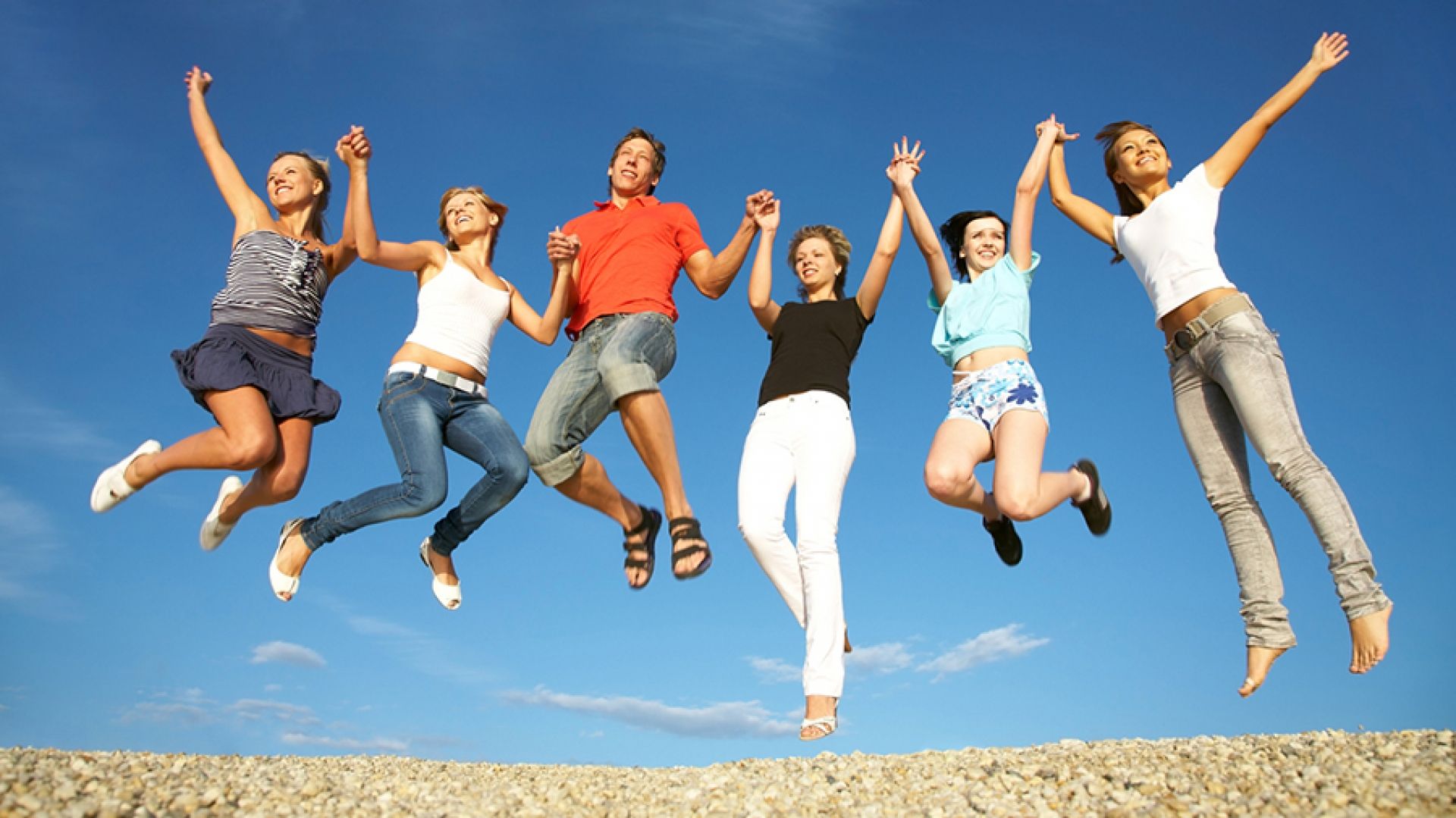 Young people start. Молодежь в прыжке. Радостные люди в прыжке. Молодые люди прыгают. С днем молодежи.