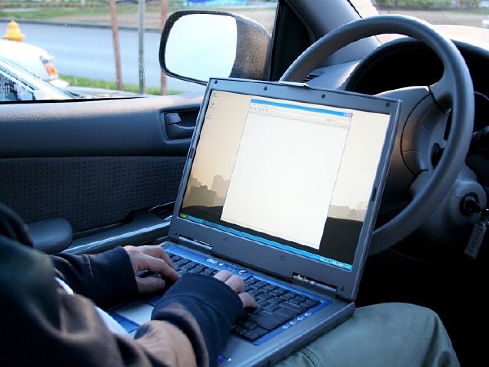 Car computer. Компьютер в машине. Ноутбук в машине. Компьютер в автомобиль. Ноут машина.