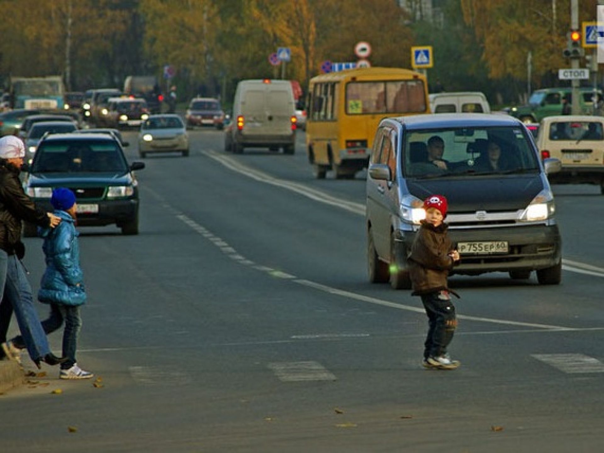 Нарушение правил пешеходом. Проезжая часть для детей. Дети на дороге. Школьники перебегают дорогу. Пешеход перебегает дорогу в неположенном месте.