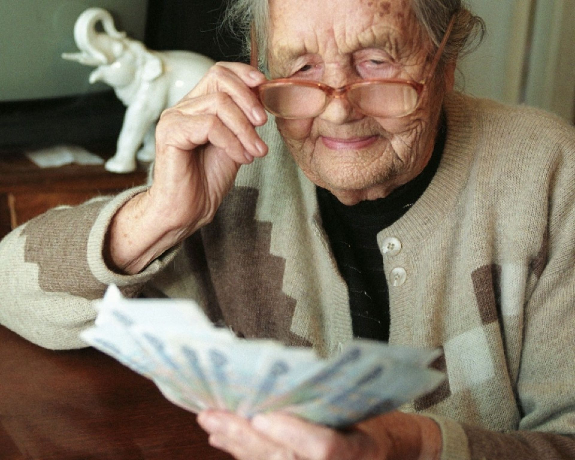 Неработающей пенсионерки. Пенсионеры. Пенсионеры пенсия. Пенсионеры картинки. Пожилые люди с деньгами.