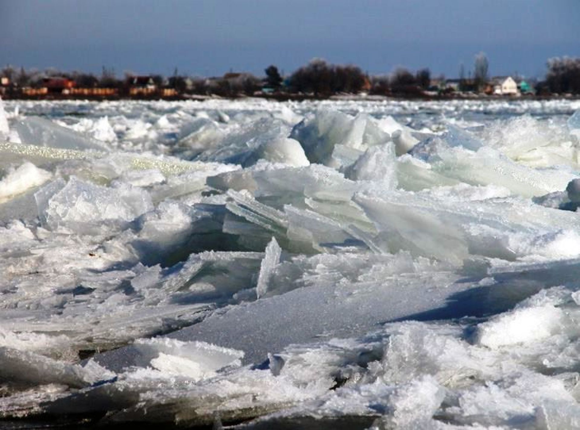 Прочитайте ледоход лед идет вышел на берег. Зажор льда на реке. Затор. Затор льда на реке. Заторы и зажоры.