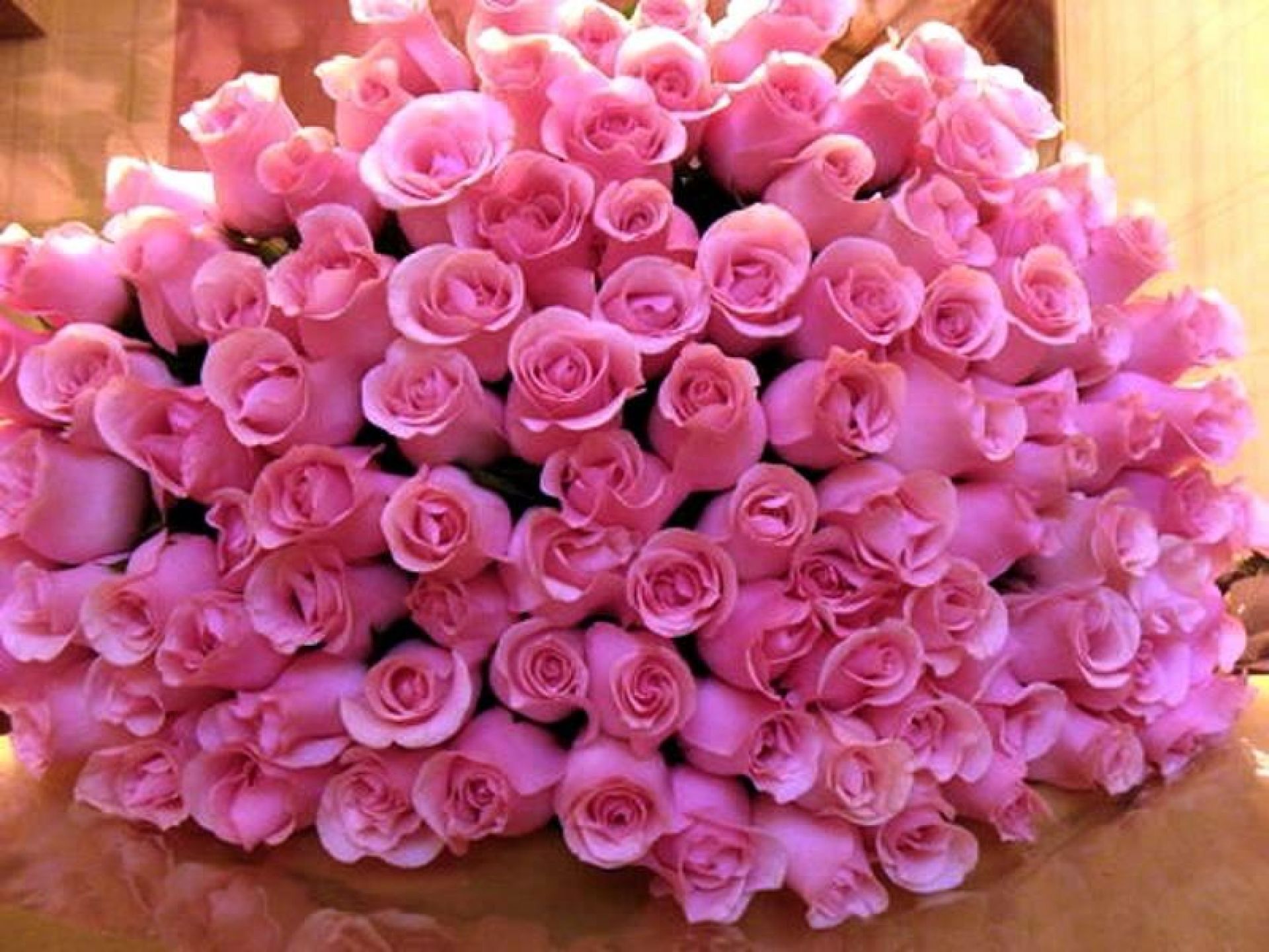 Пришли букет роз. Большой букет роз с днем рождения. С днём рождения огромный букет. Букет роз огромный с днём рождения. Огромный шикарный букет цветов с днем рождения.