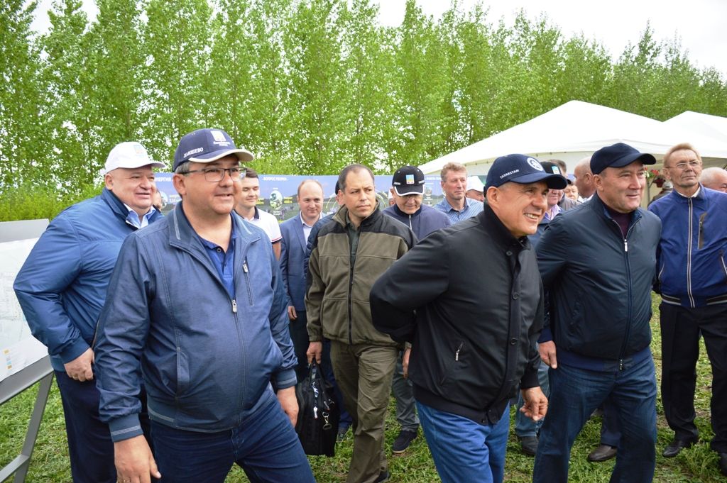 Рустам Нургалиевич посетил сельхозвыставку производителей Лаишевского района