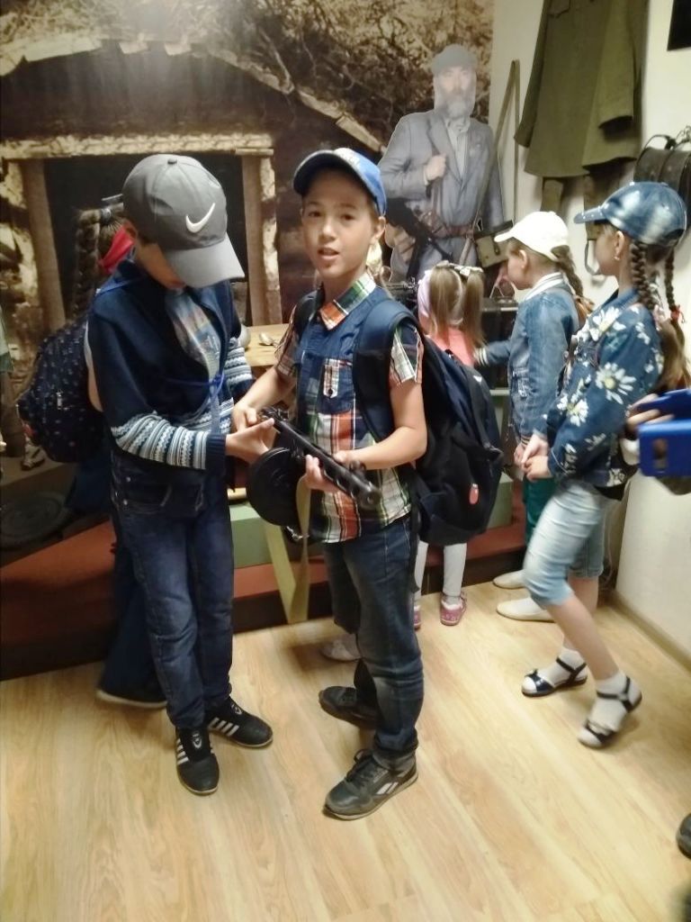 Школьники совершили экскурсию по музею Боевой Славы