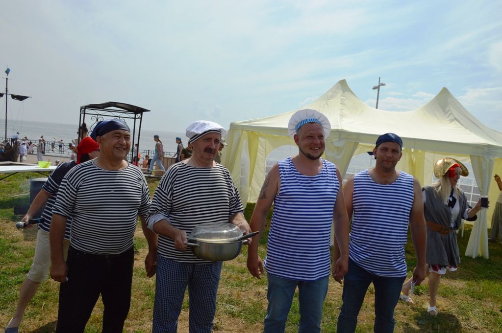 Весело встречали гостей на Фестивале ухи в Лаишево