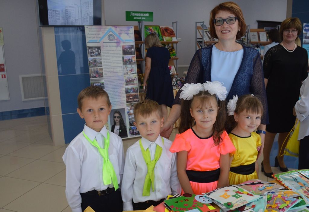 Встреча гостей в фойе РДК Лаишева перед августовским совещанием