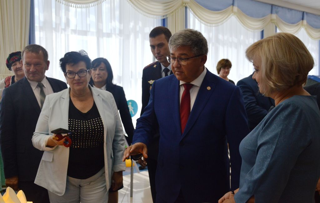 Встреча гостей в фойе РДК Лаишева перед августовским совещанием