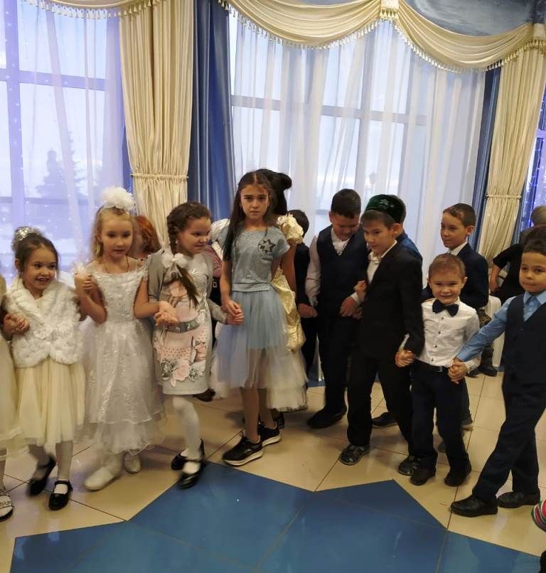 Снегурочка с Дедом Морозом поздравили детей с Новым годом на татарском языке