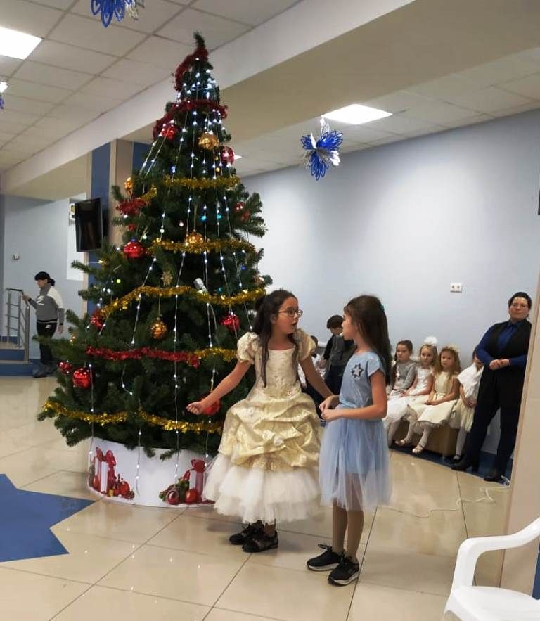 Снегурочка с Дедом Морозом поздравили детей с Новым годом на татарском языке