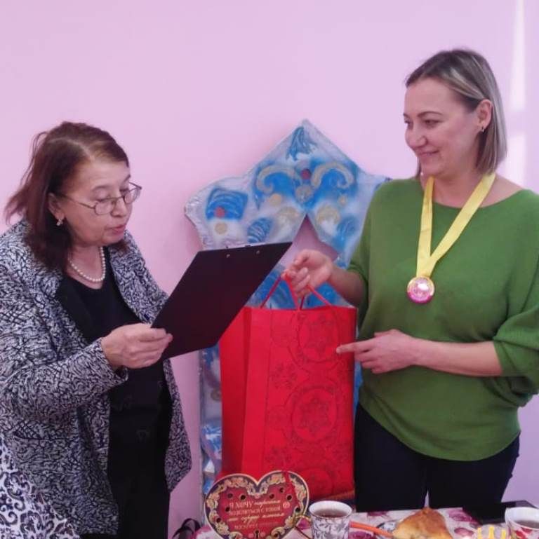 Хор Ветеранов поздравил своего руководителя Елену Сундареву с днем рождения