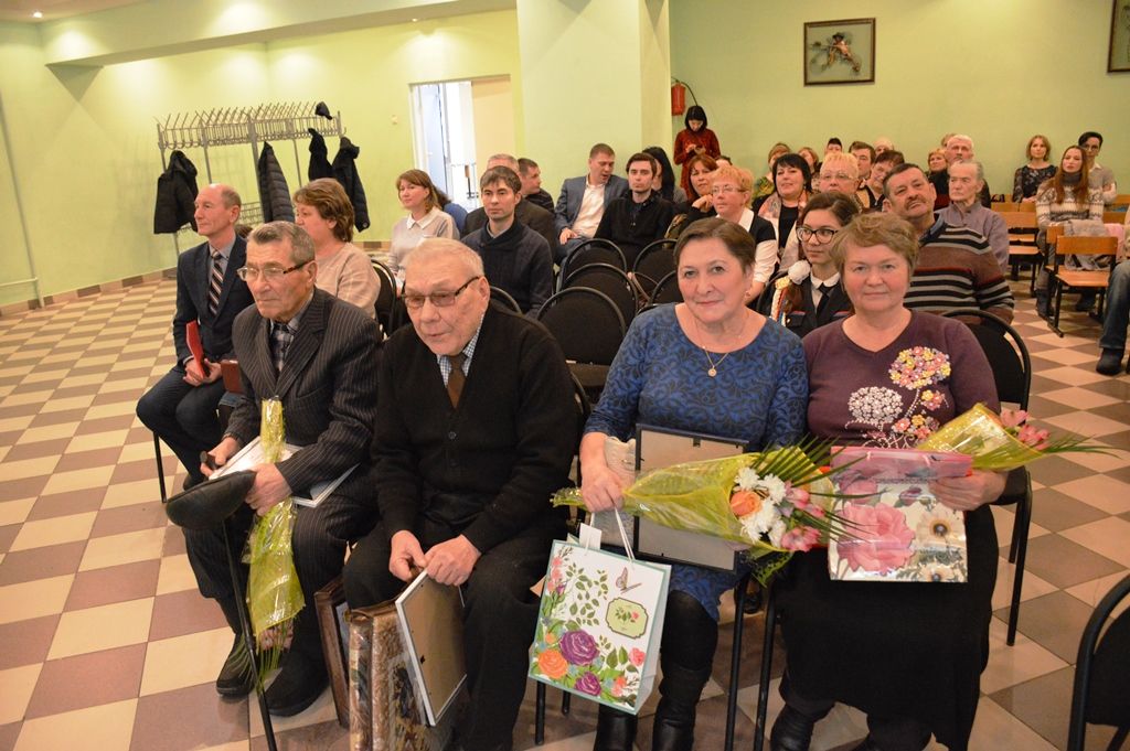 Жителей Столбищенского поселения наградили на отчетной сессии