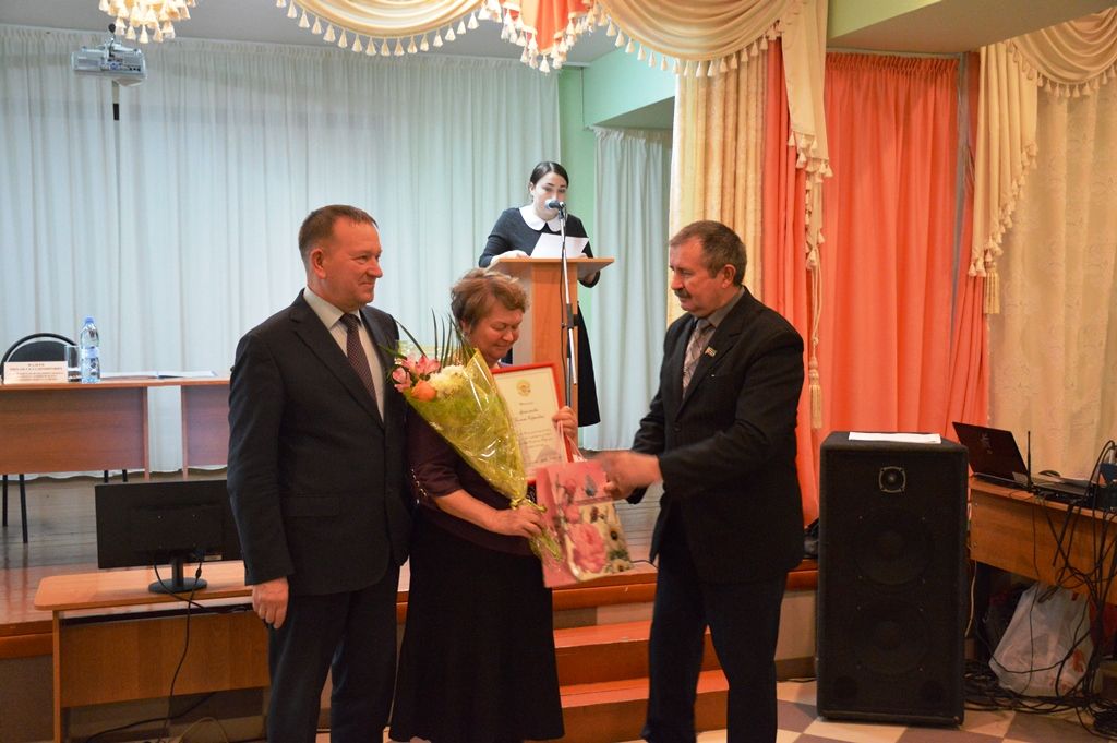 Жителей Столбищенского поселения наградили на отчетной сессии