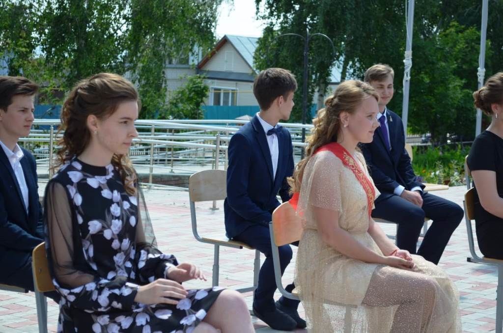 Выпускникам 11 класса Лаишевской СОШ №2 вручили аттестаты зрелости