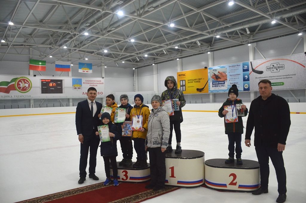 Медали и подарки достались самым быстрым конькобежцам Лаишевского района