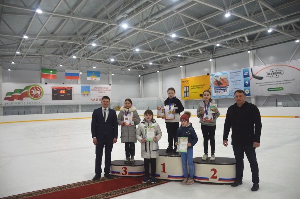 Медали и подарки достались самым быстрым конькобежцам Лаишевского района