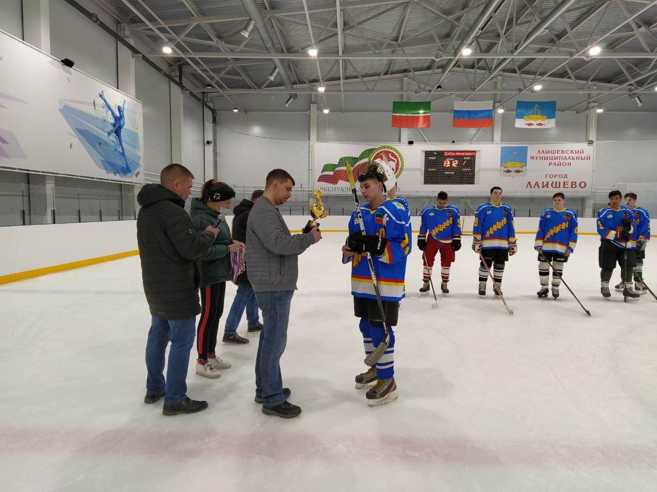 Лаишевские и казанские школьники сошлись в хоккейном матче