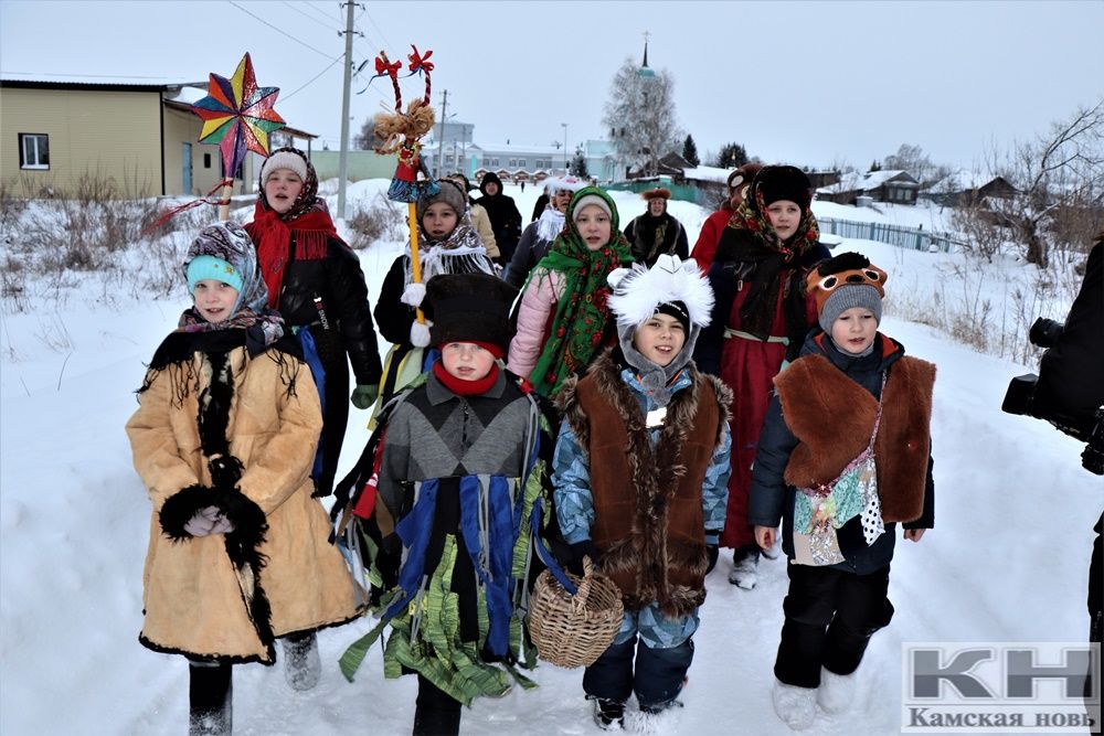 Жители никольского. Жители села Никольское. Дети колядуют со звездой в селе. Богобово фото.
