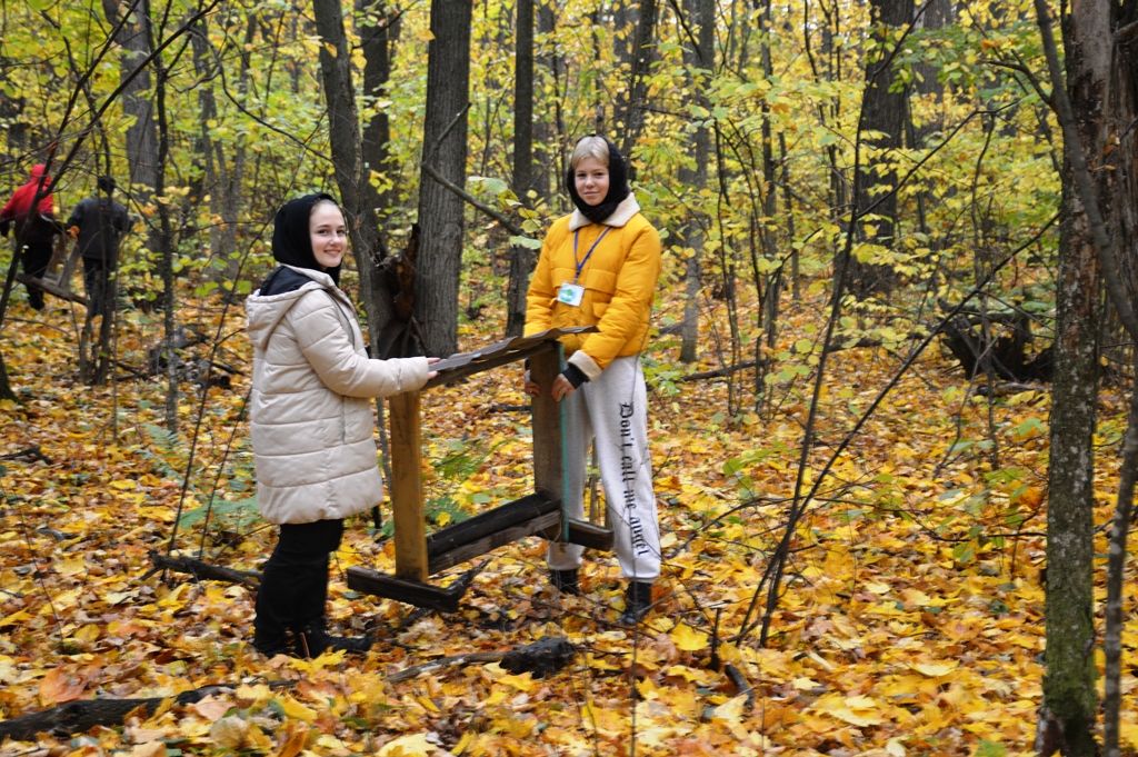 Лаишевские школьники помогли установить и наполнить кормушки для животных в лесу