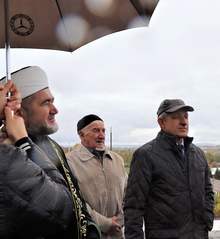 Белую красавицу «Ак мечеть» увенчали тремя золотыми полумесяцами