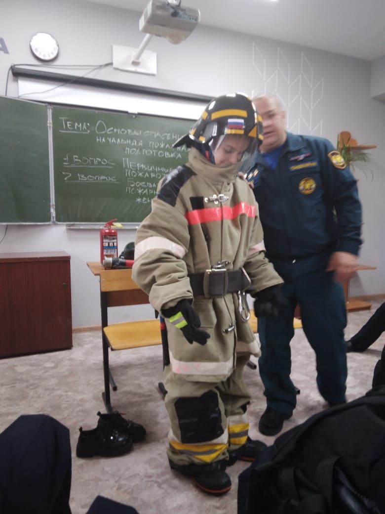 Участники отряда «Феникс» ощутили на себе надежность пожарного обмундирования