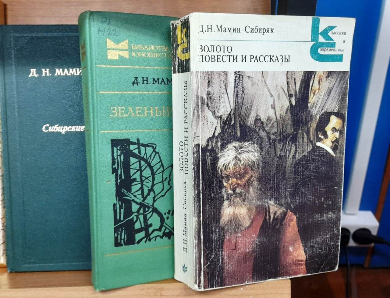 В Лаишевской библиотеке организована новая книжная выставка «Певец Урала»