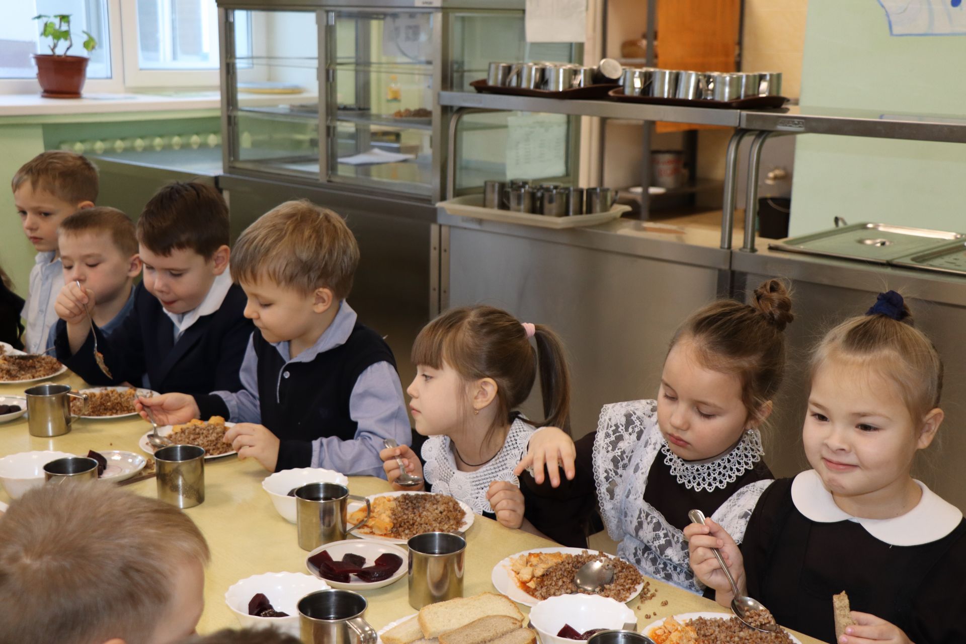 Чем питаются наши дети в школьных столовых