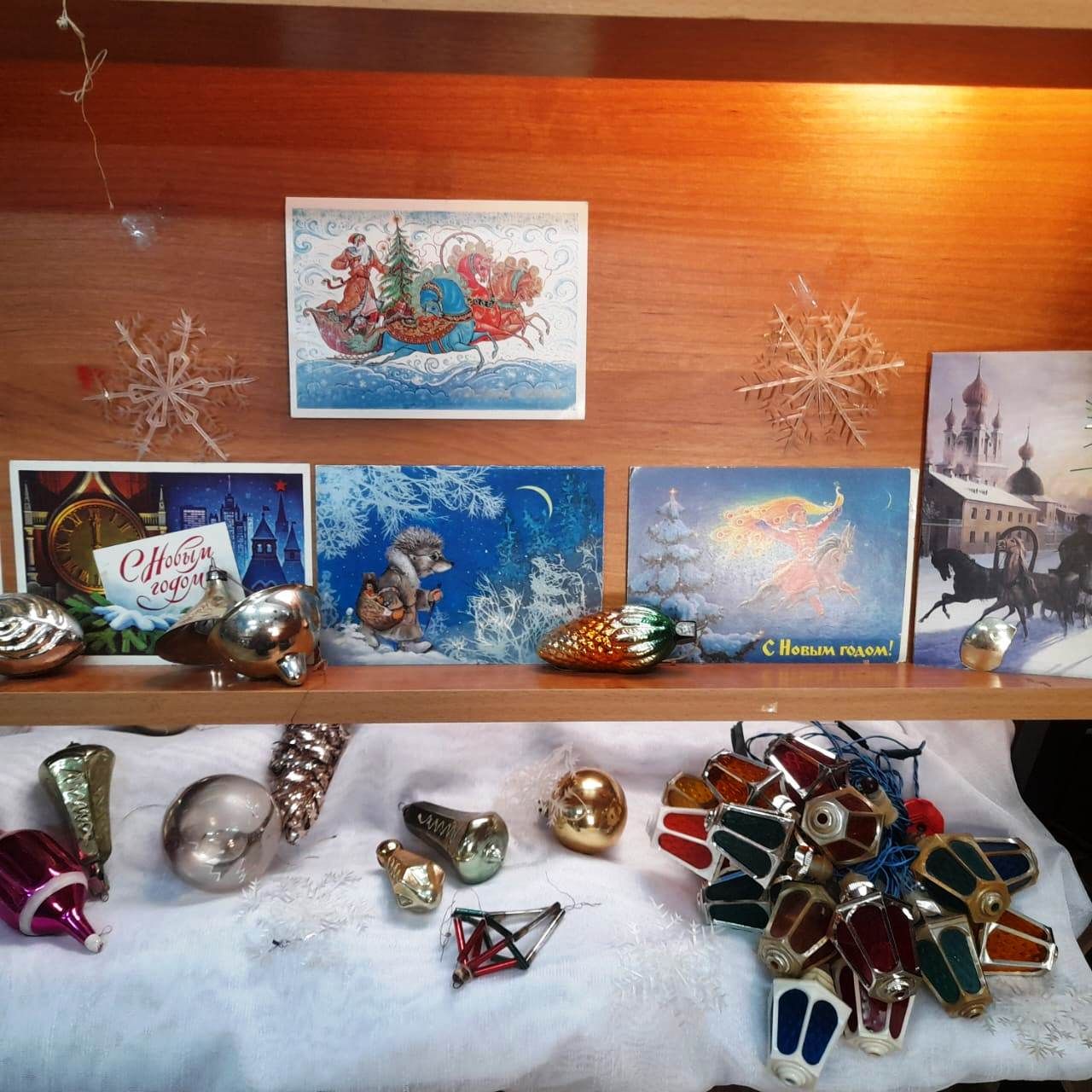 Замечательную предпраздничную выставку «Новогодний привет из СССР» организовали сотрудники Лаишевской библиотеки