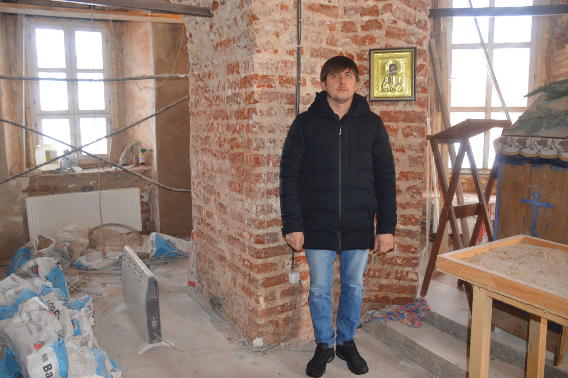 Молодой предприниматель занимается восстановлением храмов
