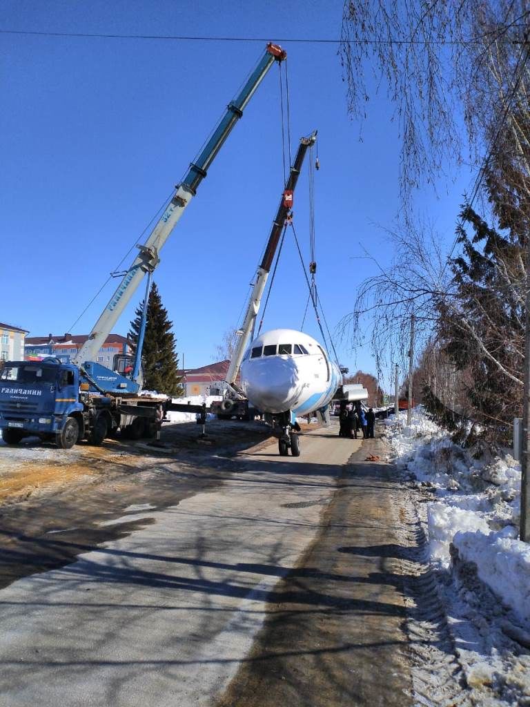 Не каждый день в Лаишево самолеты привозят или Как доставляли ЯК-42Д в Лаишевский техникум