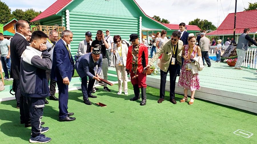 Президент Татарстана Рустам Минниханов стал гостем Лаишевского подворья на Сабантуе