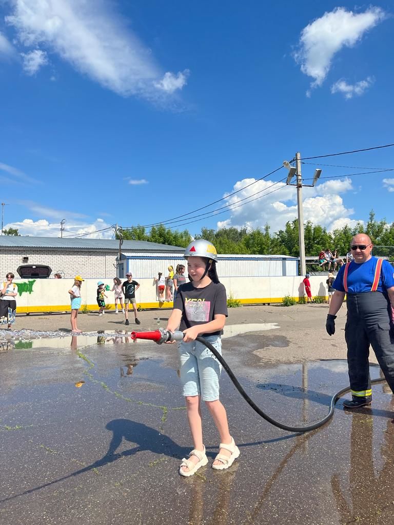 Эстафеты пожарного биатлона сплотили отдыхающих пришкольного лагеря Лаишевского района