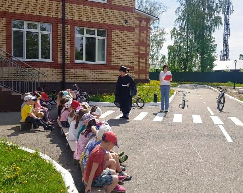 В «День велосипедиста» в детсад «Сказка» пришел профессор Пешеходкин