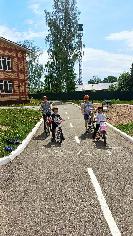 В «День велосипедиста» в детсад «Сказка» пришел профессор Пешеходкин